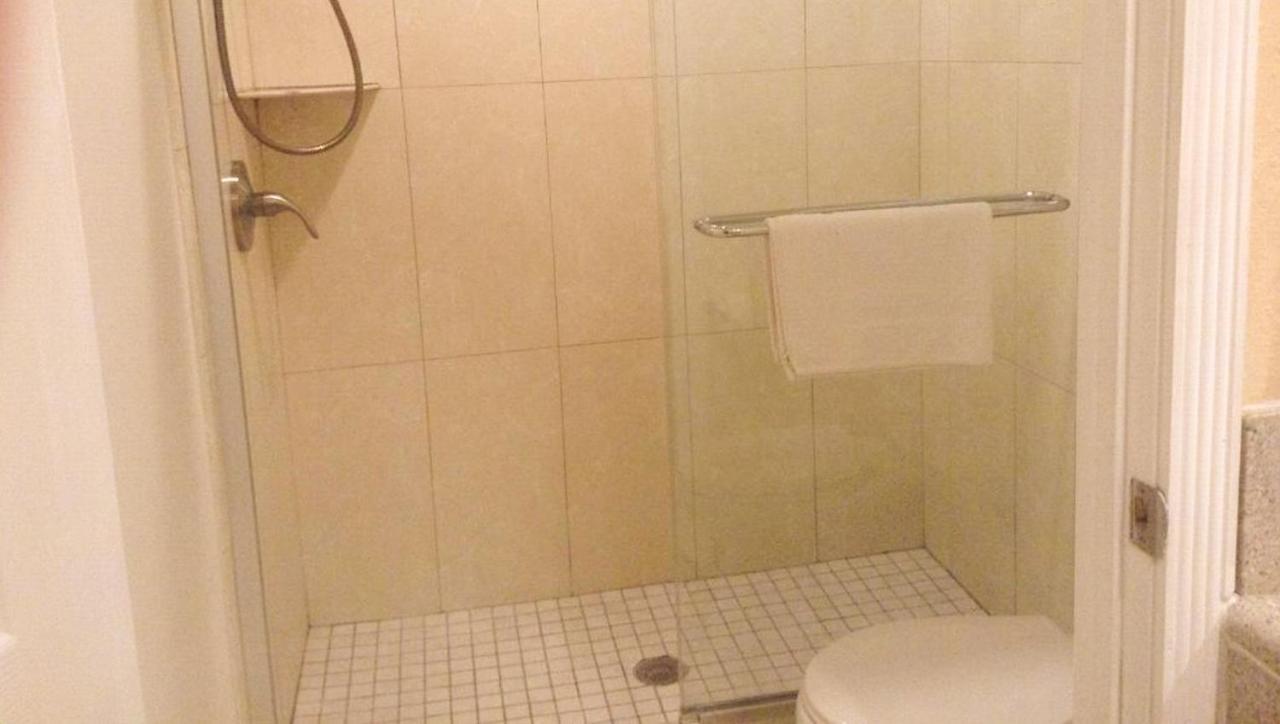 Ambassador Inn Αλάμπρα Εξωτερικό φωτογραφία